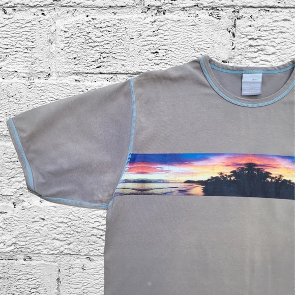 Vintage Nike Graphic T-Shirt - Picture 3 of 8